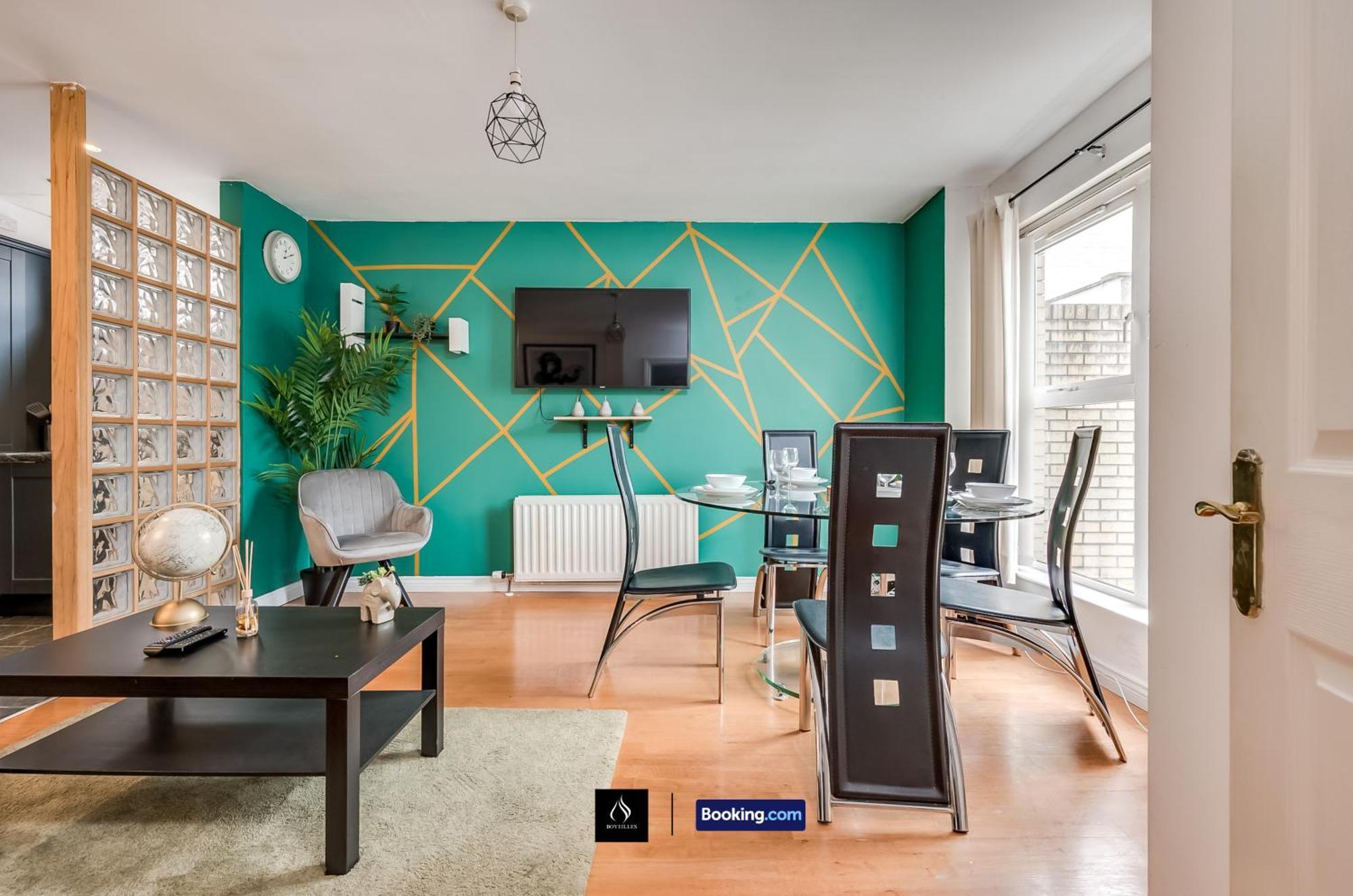 2 Bed House By Boyeilles Apartments Short Lets & Serviced Accommodation Belfast With Balcony & Free Parking Buitenkant foto