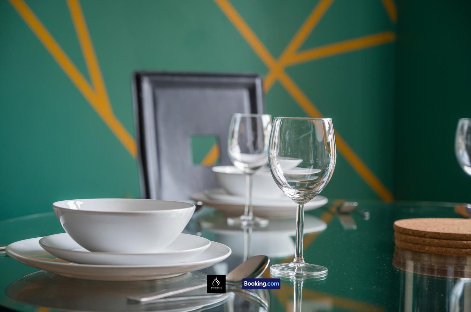 2 Bed House By Boyeilles Apartments Short Lets & Serviced Accommodation Belfast With Balcony & Free Parking Buitenkant foto