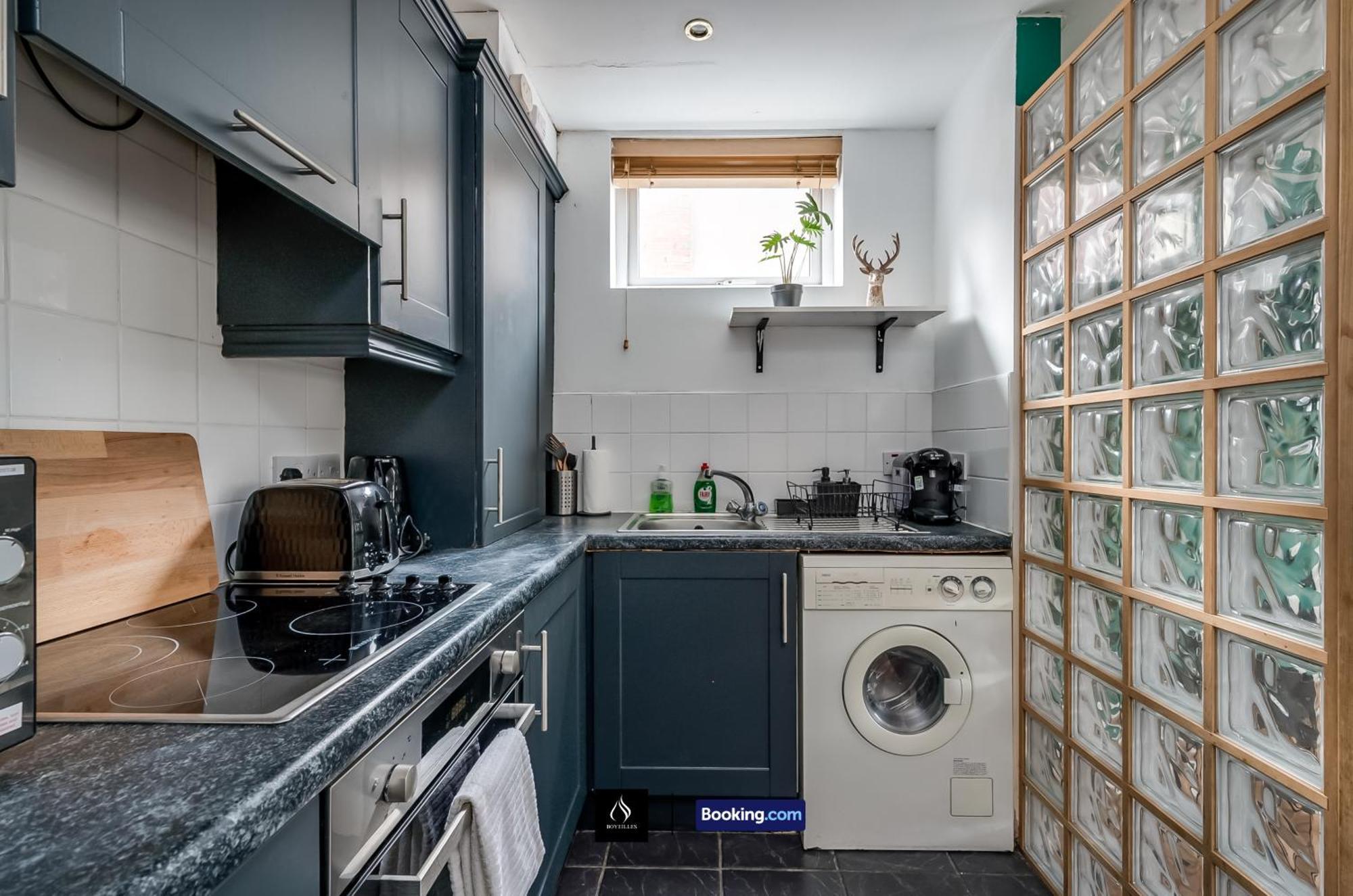 2 Bed House By Boyeilles Apartments Short Lets & Serviced Accommodation Belfast With Balcony & Free Parking Buitenkant foto