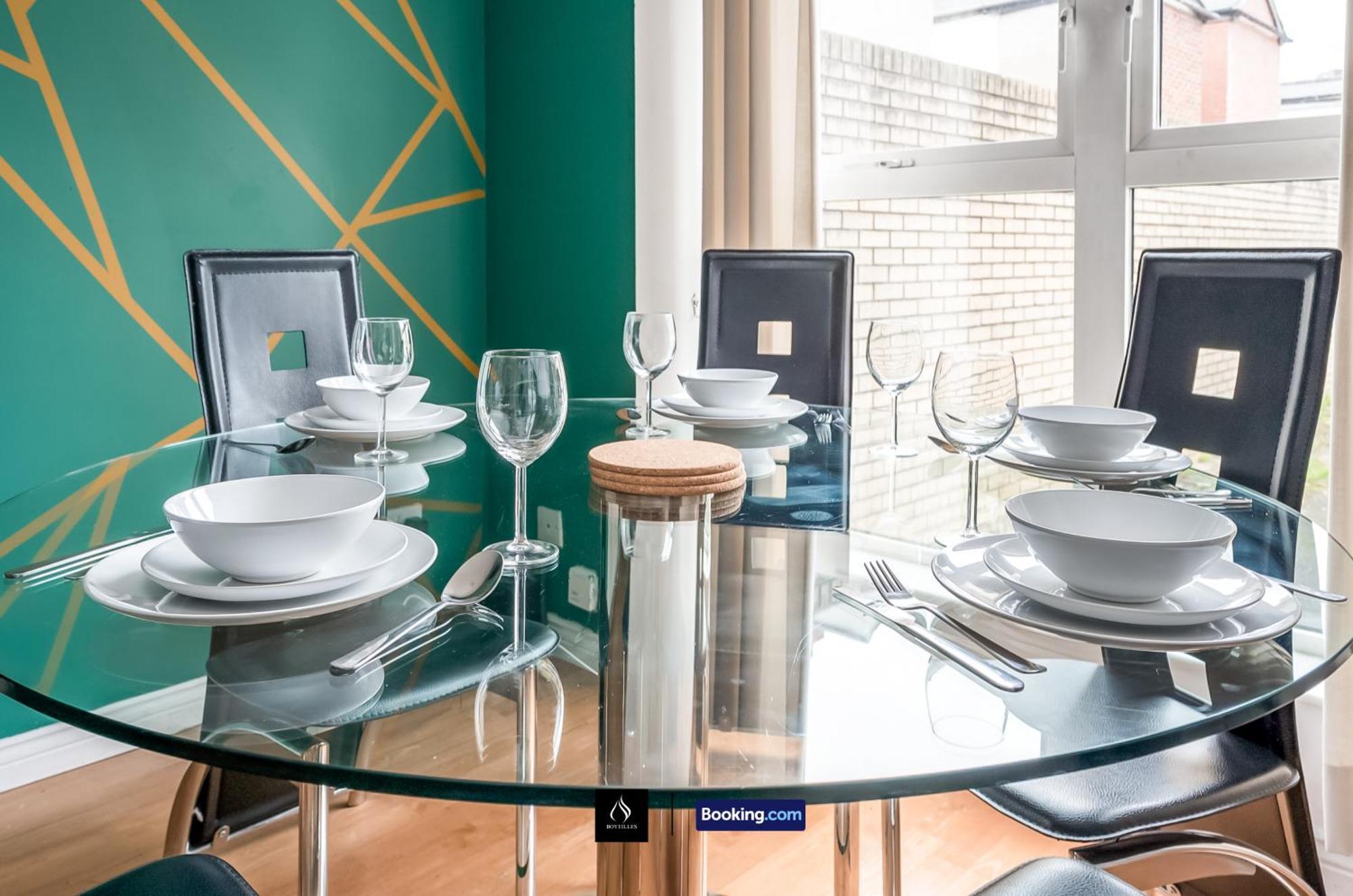 2 Bed House By Boyeilles Apartments Short Lets & Serviced Accommodation Belfast With Balcony & Free Parking Buitenkant foto