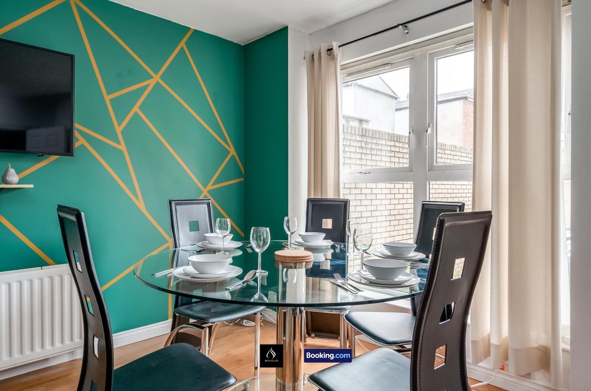 2 Bed House By Boyeilles Apartments Short Lets & Serviced Accommodation Belfast With Balcony & Free Parking Buitenkant foto