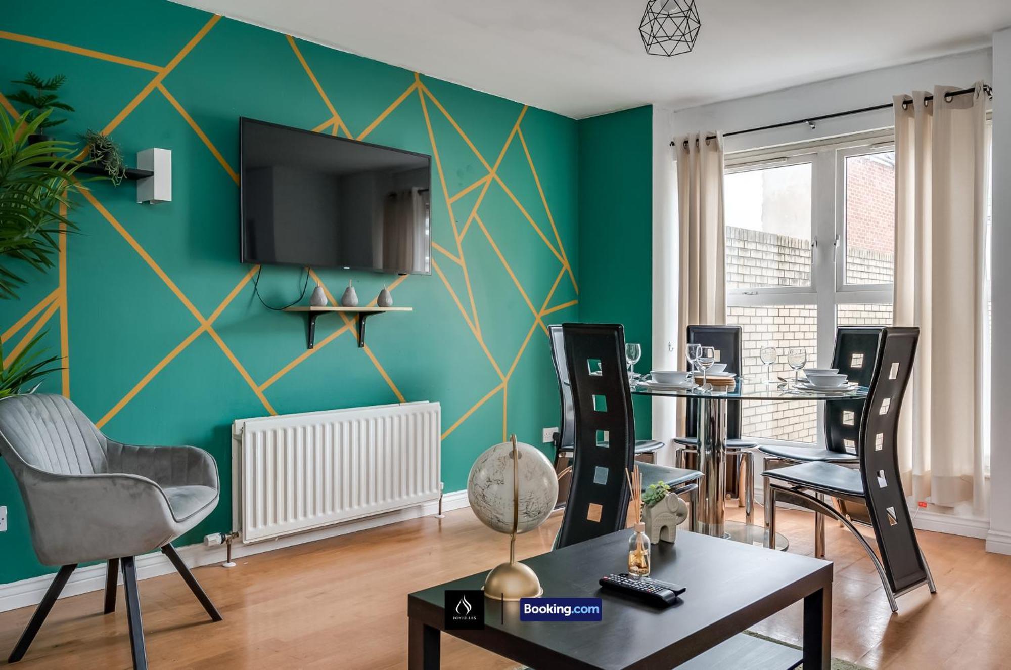 2 Bed House By Boyeilles Apartments Short Lets & Serviced Accommodation Belfast With Balcony & Free Parking Buitenkant foto
