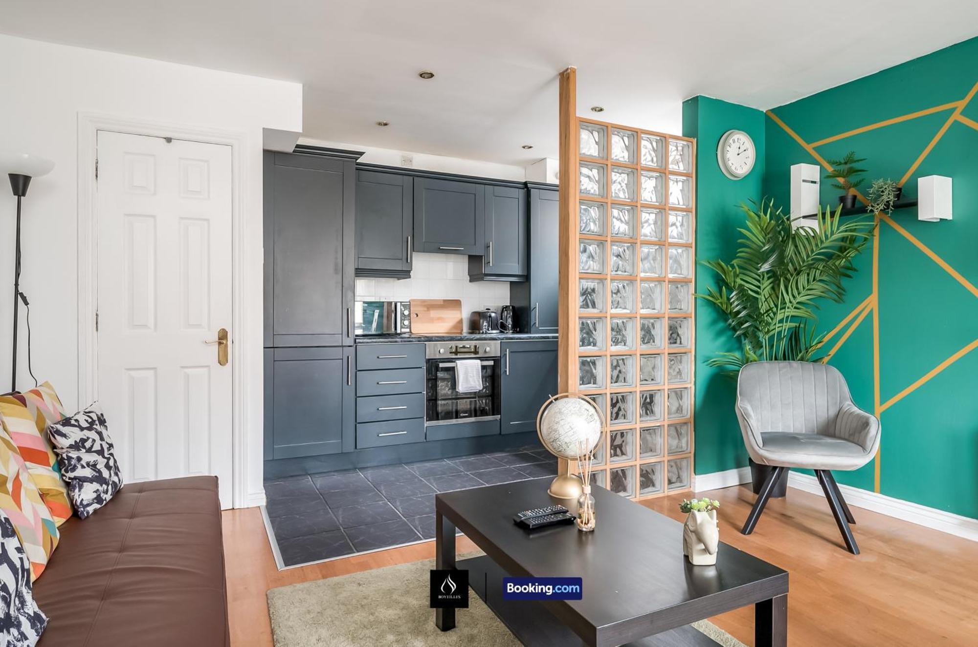 2 Bed House By Boyeilles Apartments Short Lets & Serviced Accommodation Belfast With Balcony & Free Parking Buitenkant foto