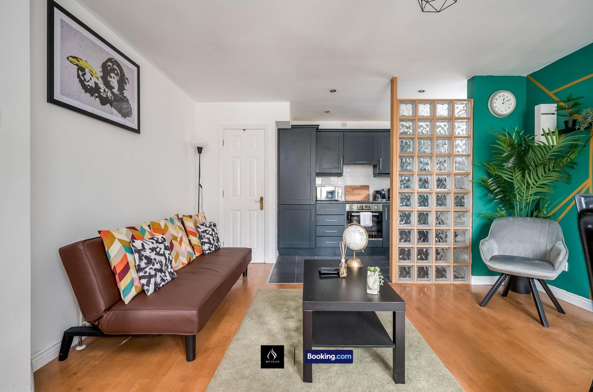 2 Bed House By Boyeilles Apartments Short Lets & Serviced Accommodation Belfast With Balcony & Free Parking Buitenkant foto