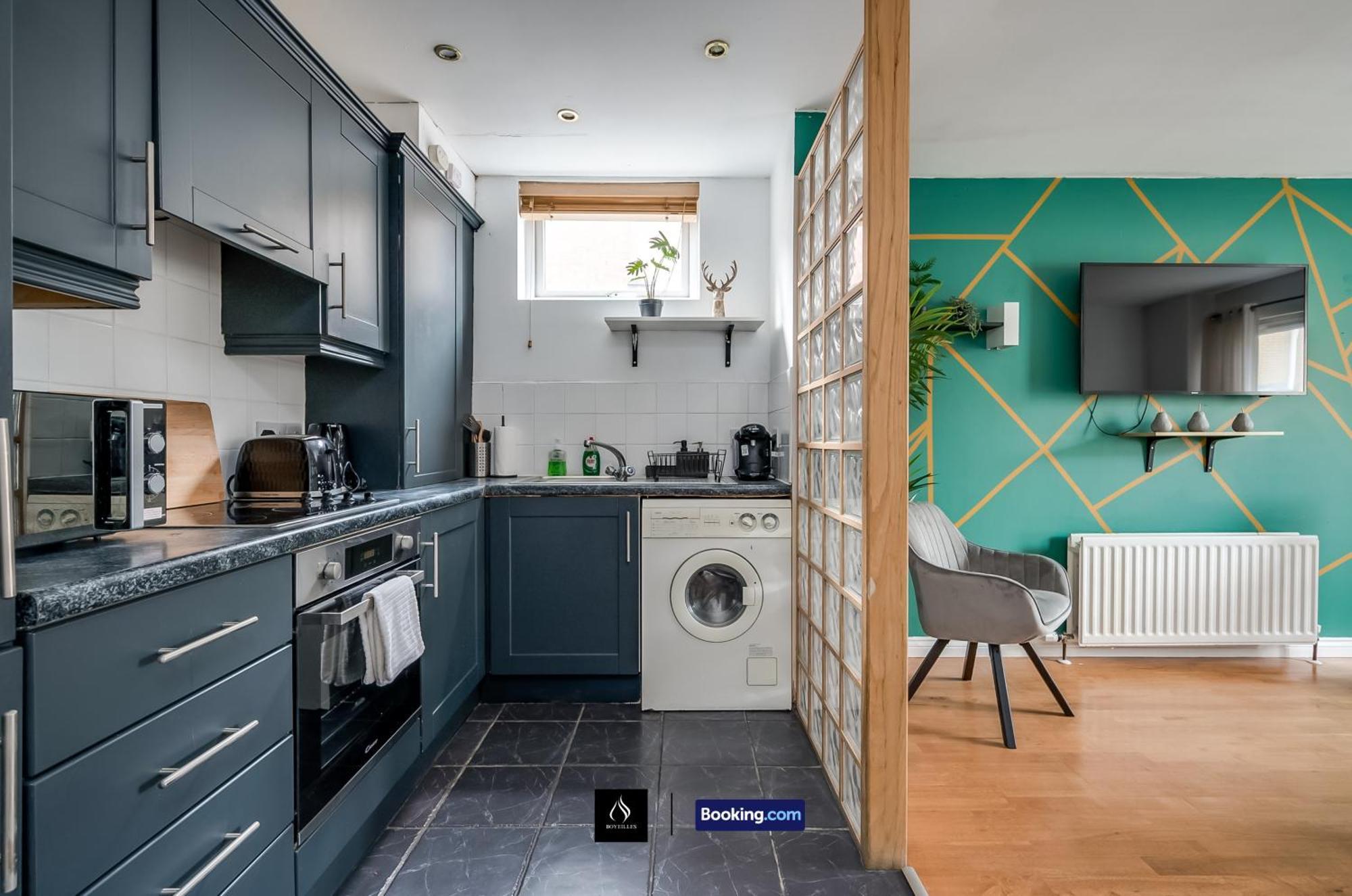 2 Bed House By Boyeilles Apartments Short Lets & Serviced Accommodation Belfast With Balcony & Free Parking Buitenkant foto