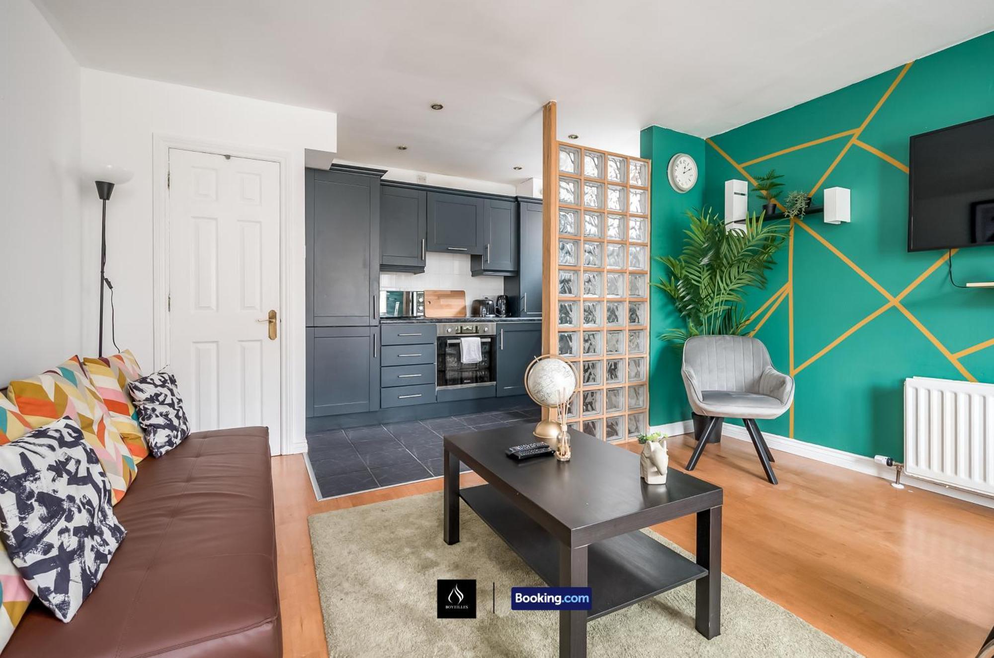 2 Bed House By Boyeilles Apartments Short Lets & Serviced Accommodation Belfast With Balcony & Free Parking Buitenkant foto