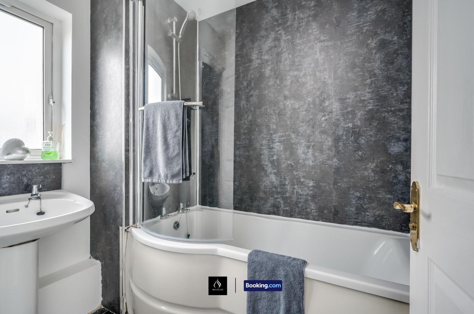 2 Bed House By Boyeilles Apartments Short Lets & Serviced Accommodation Belfast With Balcony & Free Parking Buitenkant foto