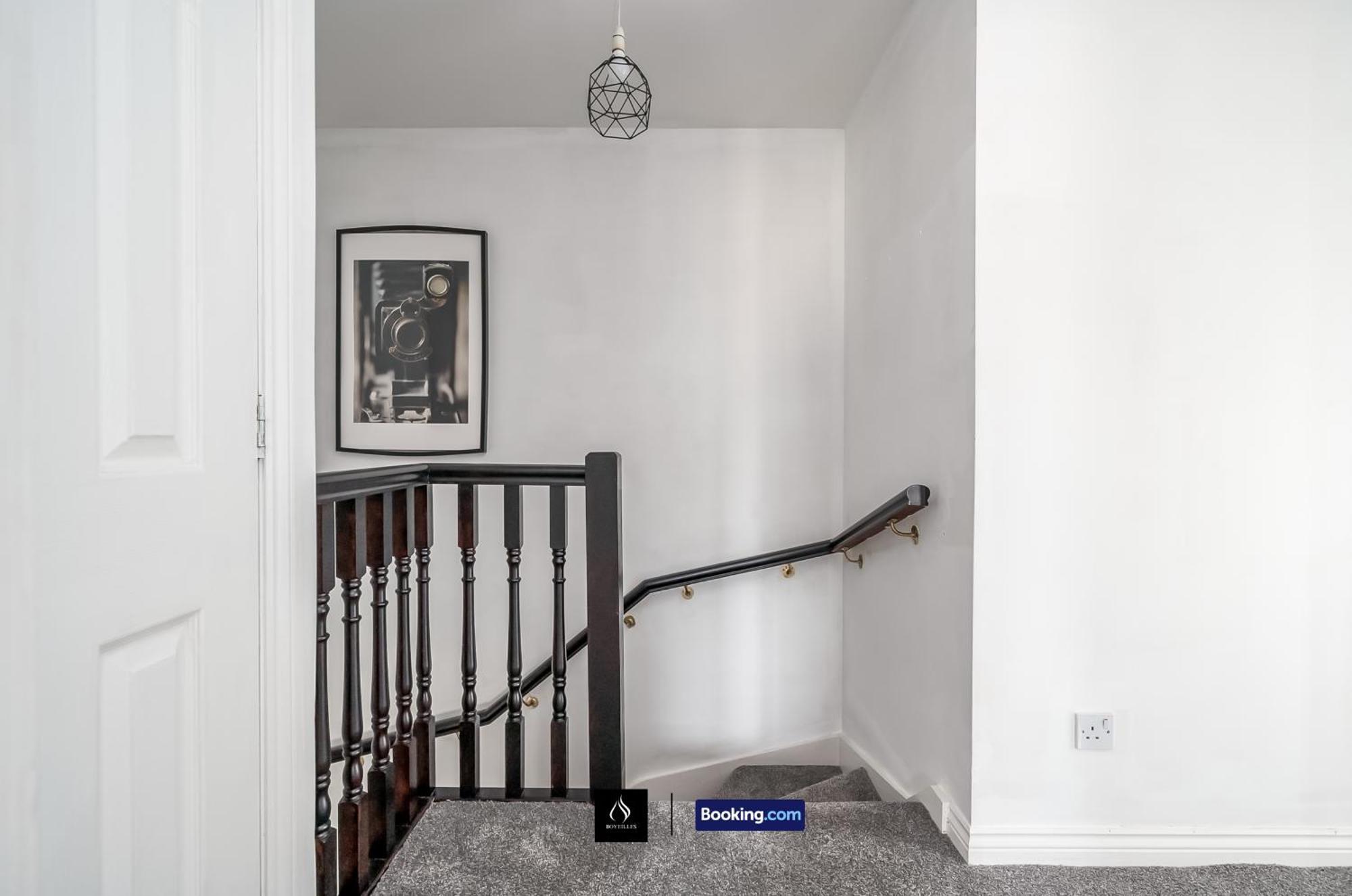 2 Bed House By Boyeilles Apartments Short Lets & Serviced Accommodation Belfast With Balcony & Free Parking Buitenkant foto